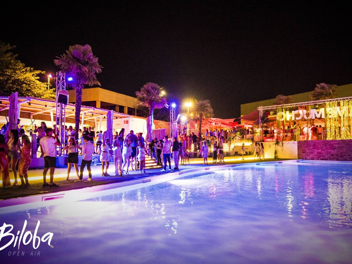 Fiesta nocturna junto a la piscina